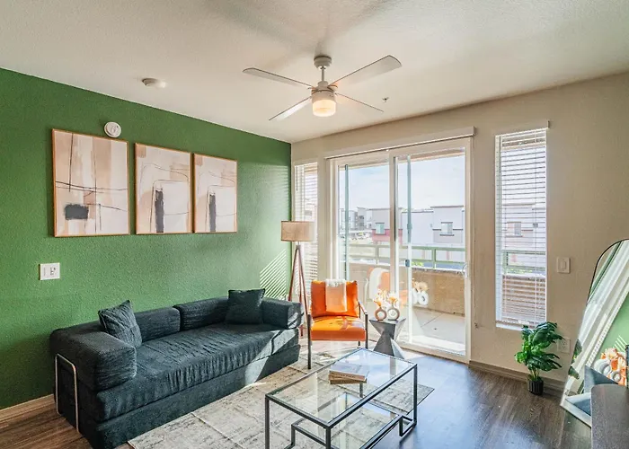 Apartment Westgate Area Balcony Pool Gym Parking Wd Glendale