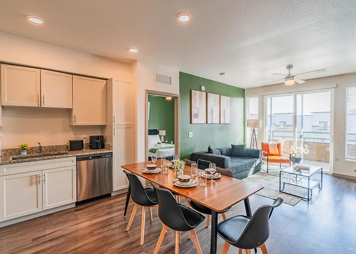 Apartment Westgate Area Balcony Pool Gym Parking Wd Glendale