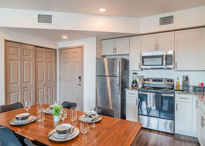 Apartment Westgate Area Balcony Pool Gym Parking Wd Glendale