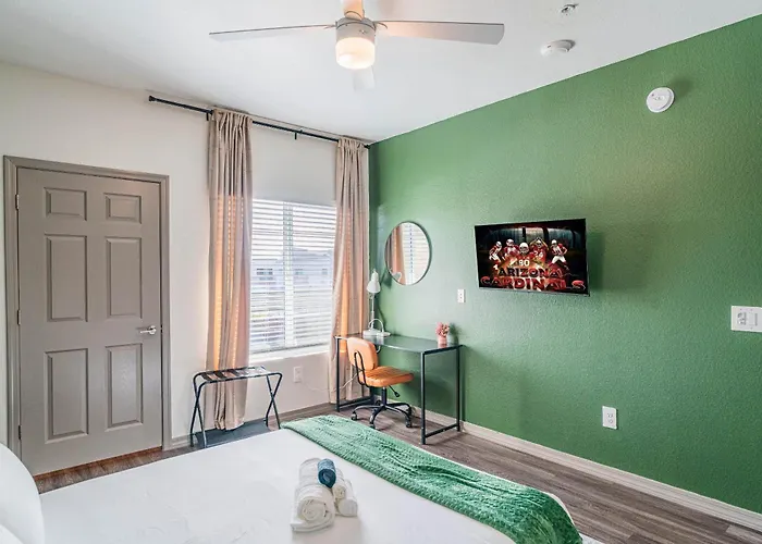 Westgate Area Balcony Pool Gym Parking Wd Apartment