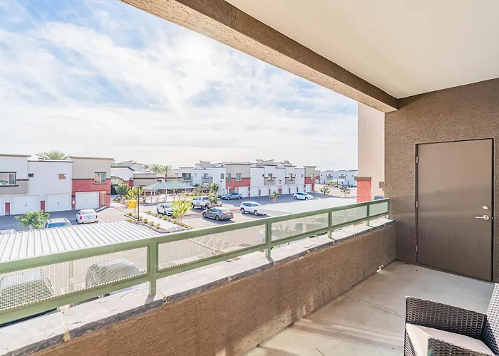 Apartment Westgate Area Balcony Pool Gym Parking Wd Glendale